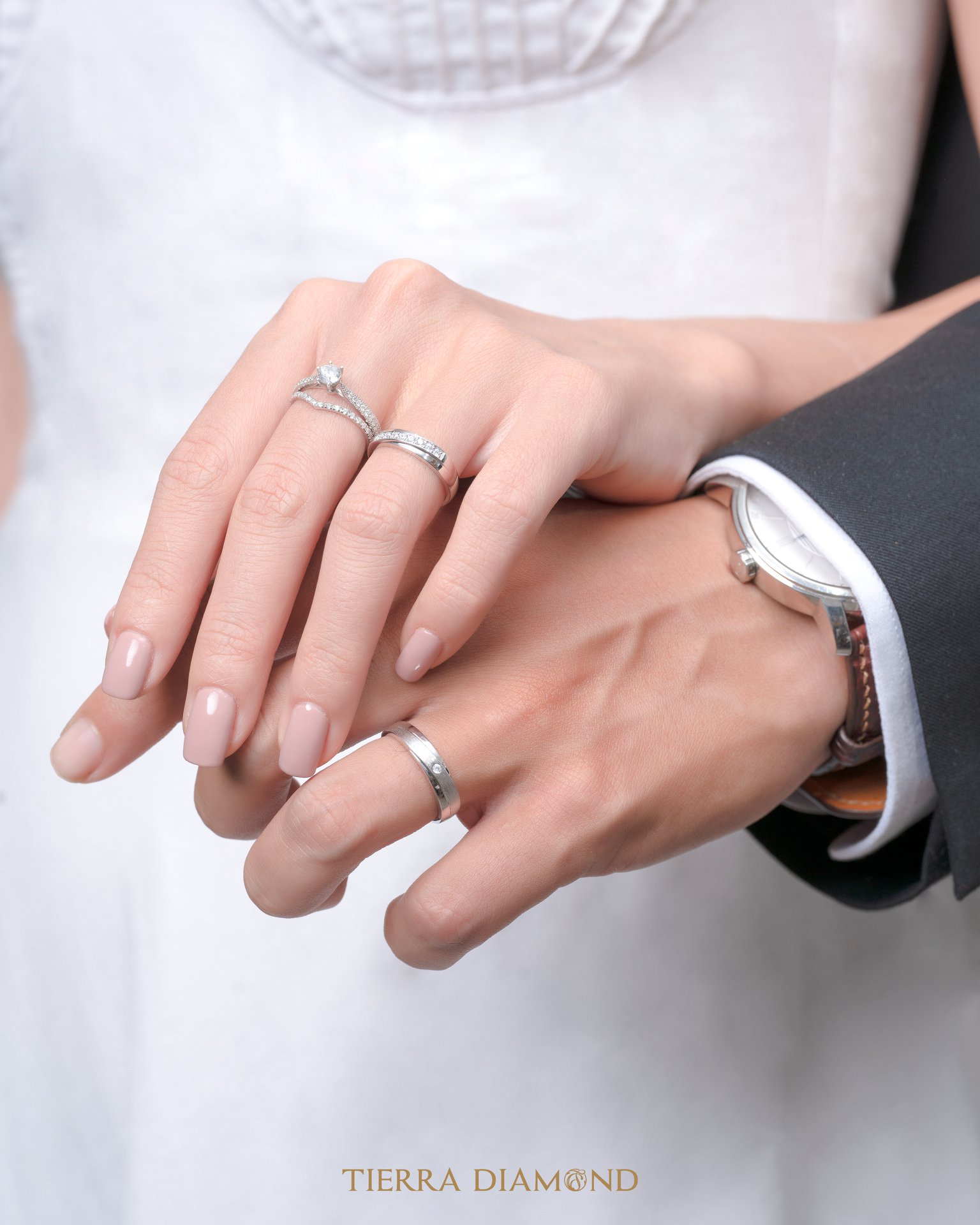 Đeo nhẫn cưới tay nào